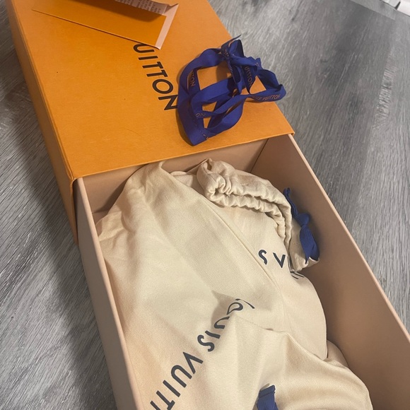 Louis Vuitton Bikini Flat Sandal (AMKS1AGONUN400) - Picture 8 of 11